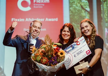 V.l.n.r: Rogier Verbeek (CEO Benelux bij Flexim Group), Maxine Rijsdijk (Procurement Officer bij Flexim Netherlands), Chayen Vos (winnaar Flexim Afstudeer Award 2021)
